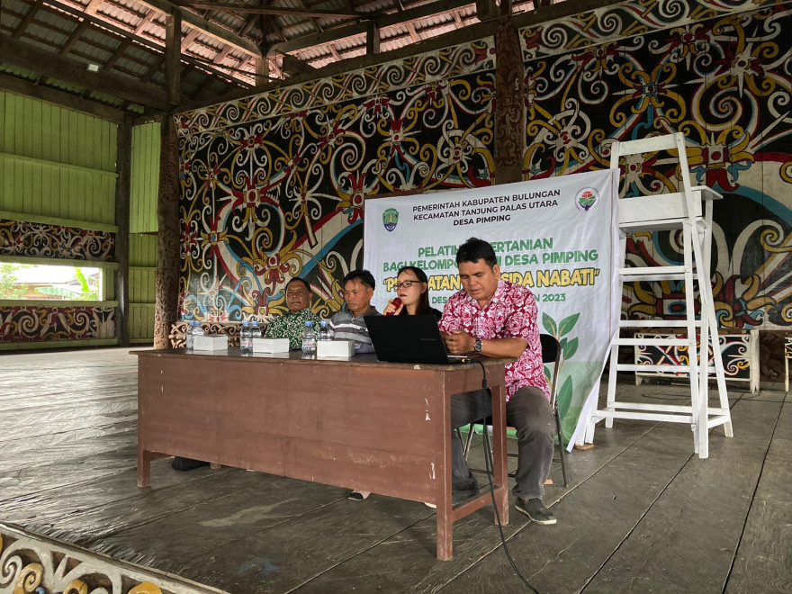 Dinas Pertanian Berikan Pelatihan Pembuatan Pestisida untuk Petani Milenial Desa Pimping
